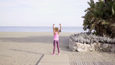 Mujer-Soltera-Estirando-Los-Brazos-Hacia-Afuera-En-La-Playa.