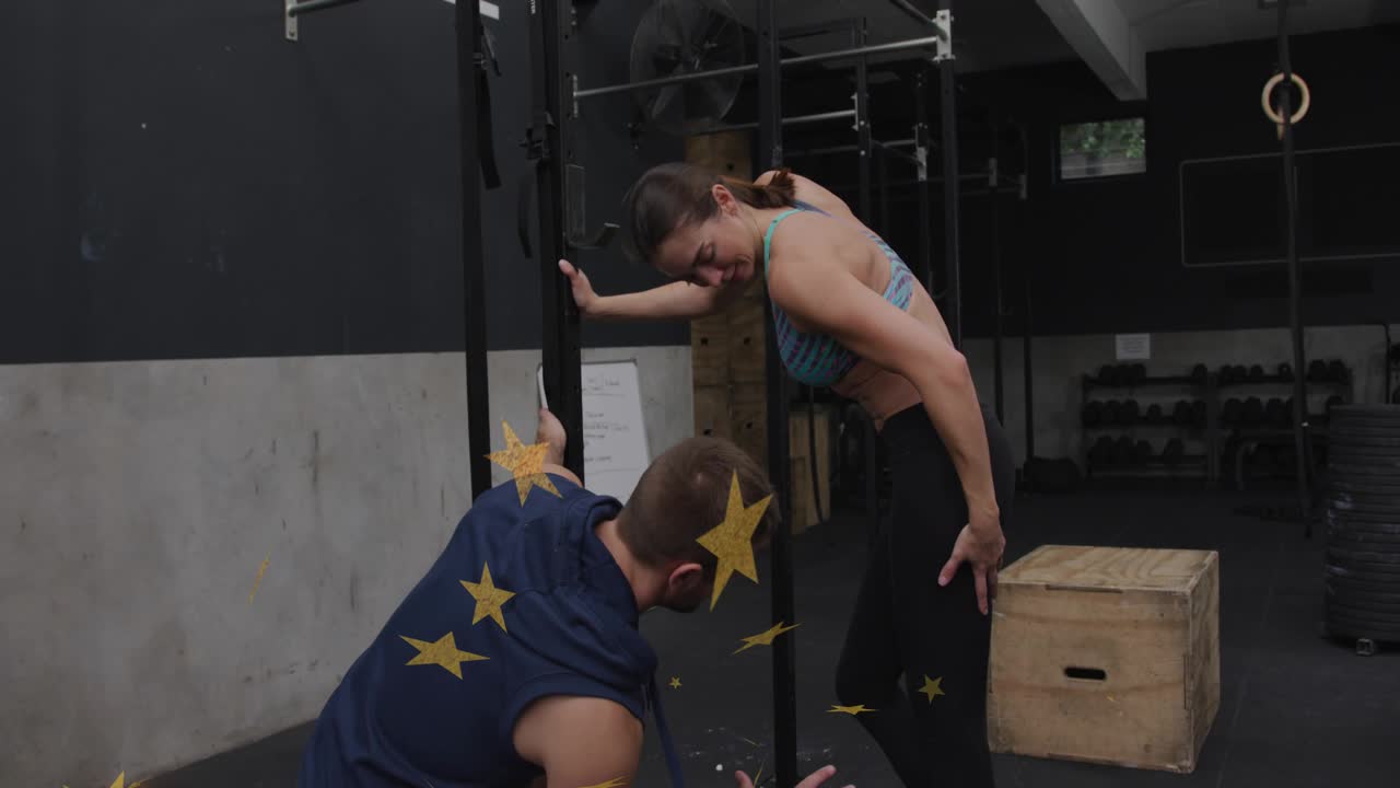 Treinador de academia se aproximando de atleta preparado no equipamento, verificando a forma e corrigindo a postura, estrela dourada aparecendo.