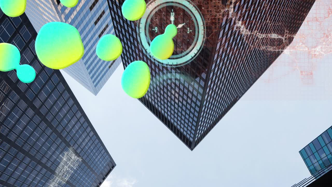 animación de reloj en movimiento, manchas verdes y cerebro digital sobre el paisaje urbano