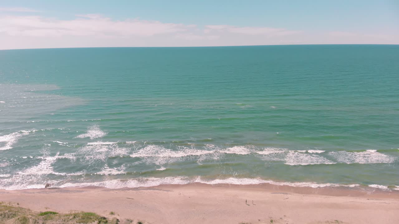 화창한 여름날 이국적인 낙원 휴가 해변의 놀라운 공중 촬영, 정적
