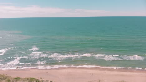 Asombrosa-Toma-Aérea-De-La-Exótica-Playa-De-Vacaciones-En-El-Paraíso-En-Un-Día-Soleado-De-Verano,-Estática