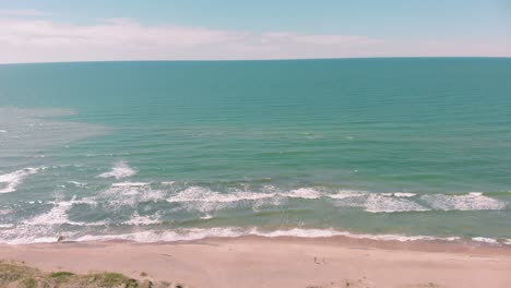 asombrosa toma aérea de la exótica playa de vacaciones en el paraíso en un día soleado de verano, estática