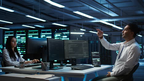 lavoratore della sala server che guarda l'ologramma di visualizzazione ar