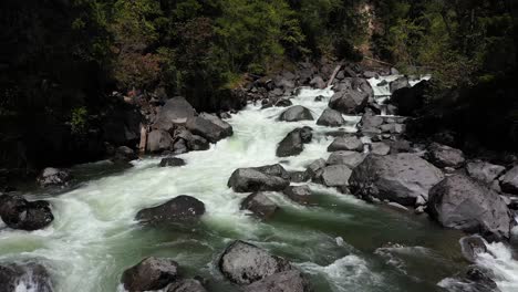 Vista-Aérea-De-La-Avenida-De-Rocas-Gigantes-Sección-De-Agua-En-El-Río-Rogue-Superior-En-El-Sur-De-Oregon