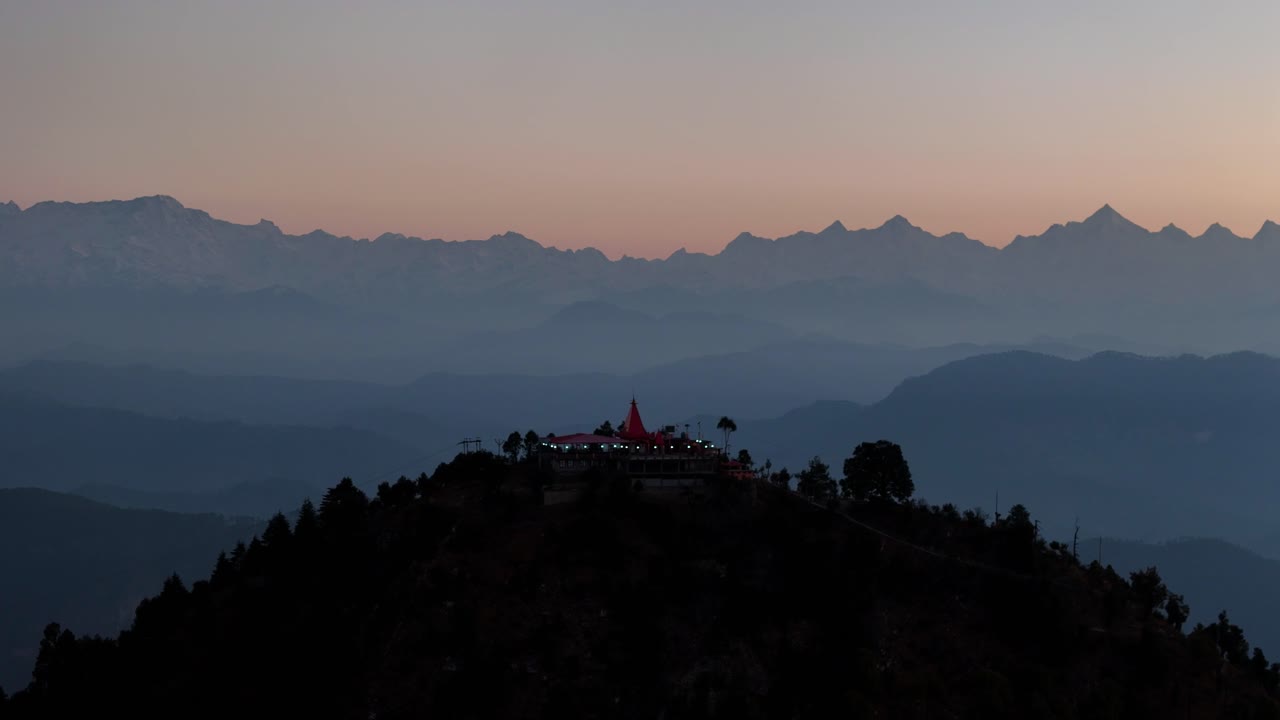 templo en la cima de una colina al amanecer o al atardecer, himalaya