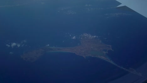 una toma desde un avión de la isla de formentera, españa