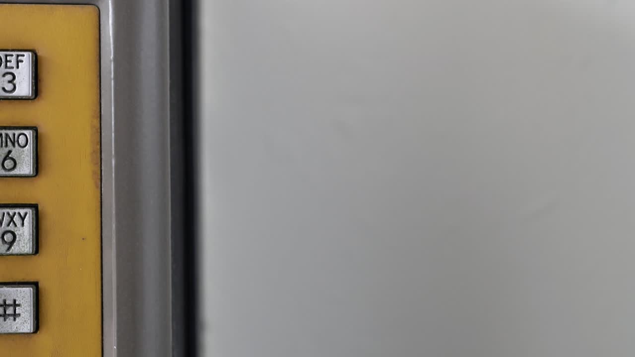 un primer plano de los botones de los teléfonos públicos. un camión disparado de derecha a izquierda.