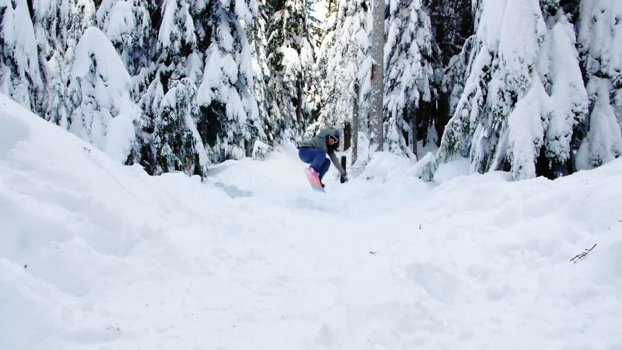 mujer haciendo snowboard a través del bosque 4k