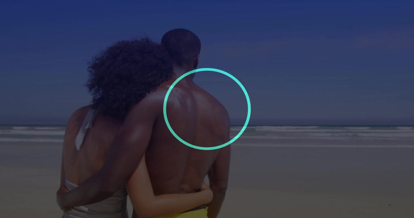 Casal se abraçando na praia, gráficos tecnológicos aparecendo sobre o casal, anéis e grade de pontos mostrando o vínculo.