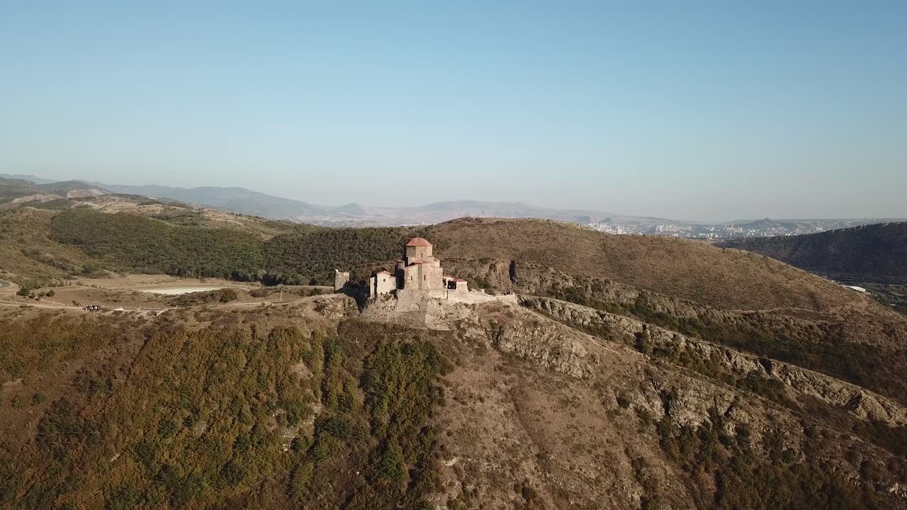 Veduta aerea della chiesa che si erge sulla montagna.