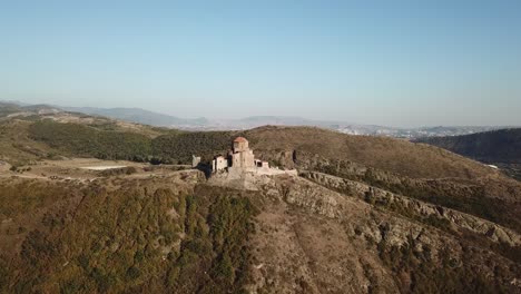 Luftaufnahme-Auf-Dem-Berg-Steht-Die-Kirche