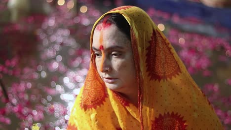 Anhänger-Führen-Heilige-Rituale-Auf-Dem-Festival-Aus-Einem-Anderen-Blickwinkel-Durch.-Das-Video-Wurde-Anlässlich-Des-Chhath-Festivals-Aufgenommen,-Das-Am-31.-Oktober-2022-In-Nordindien-Gefeiert-Wird