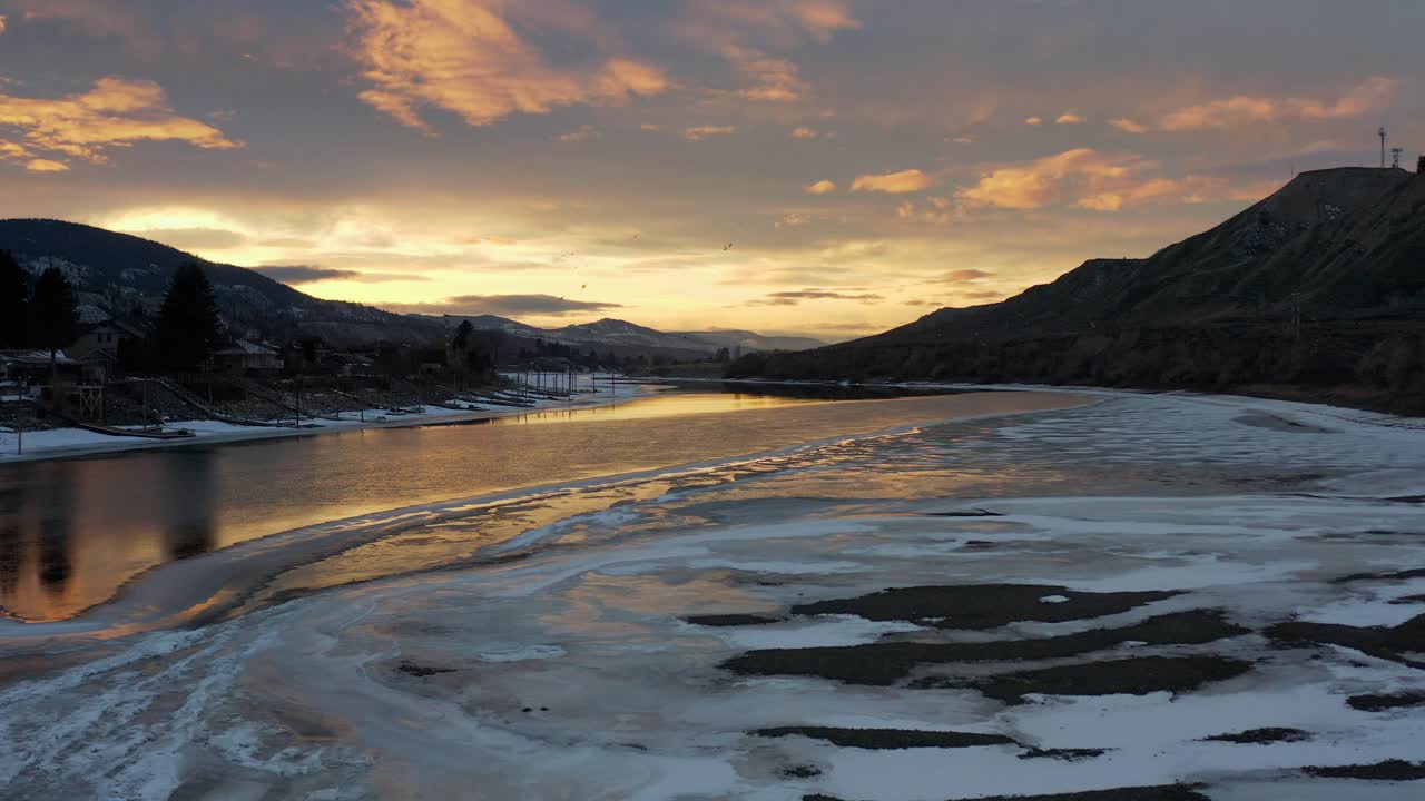 vuelo de drones sobre el río thompson con puesta de sol en kamloops