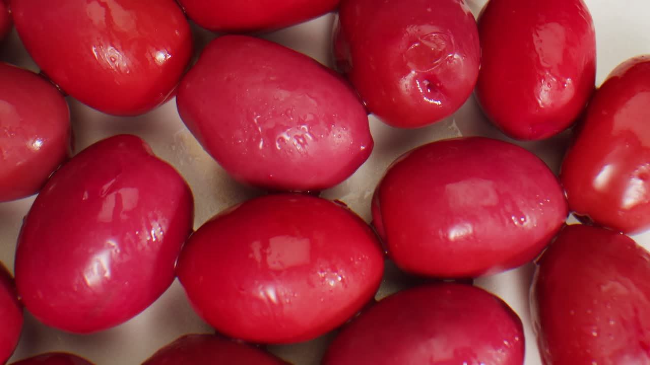 고품질의 4k 영상으로 그리스에서 배경으로 인 둥근 녹색 올리브.