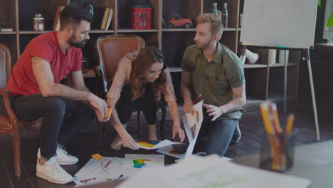 un equipo alegre discutiendo un plan de negocios.