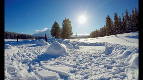 pareja patinando en un paisaje nevado 4k