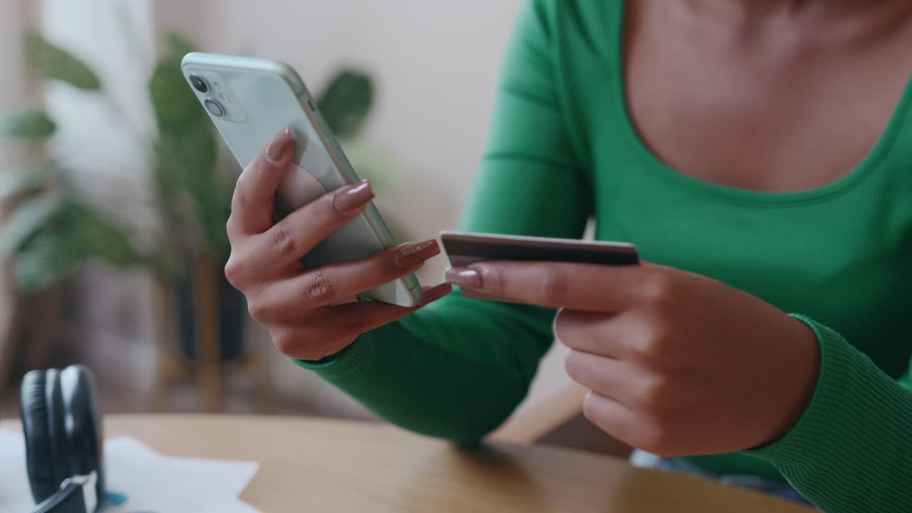 cerrar las manos de una mujer joven con teléfono y tarjeta de crédito para comprar en línea