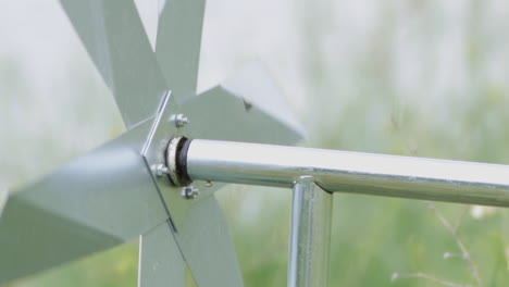 Schwenk-Von-Rechts-Nach-Links-Auf-Eine-Wetterfahne