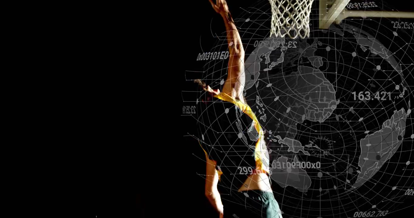 Video vertical: Hombre corriendo encestando un balón de baloncesto en un aro, con un globo, camiseta amarilla y espacio para texto.