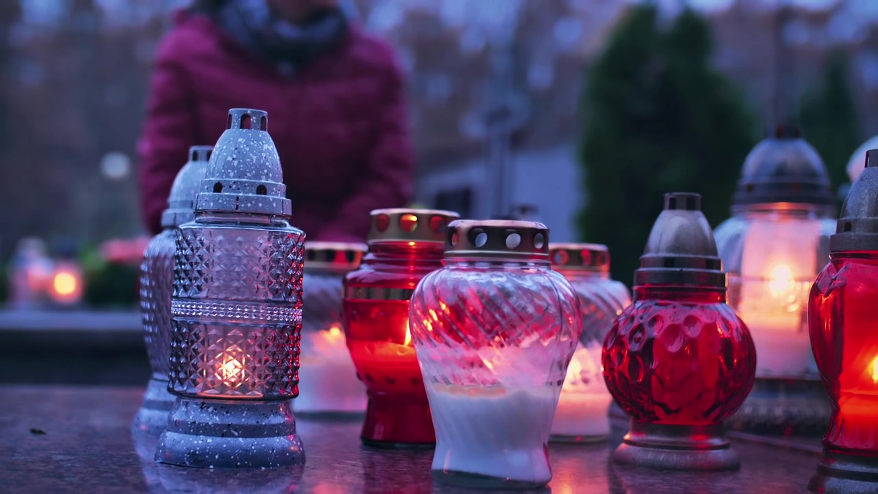 Acendendo velas de cemitério no cemitério