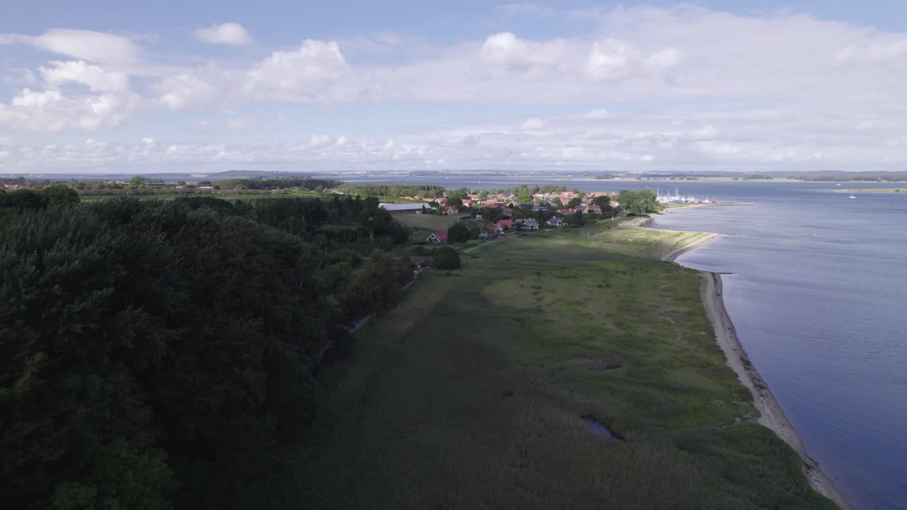 덴마크의 해안선과 작은 마을의 공중 전망 - 돌리 샷