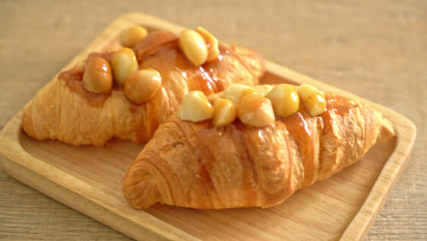 Croissant-Con-Macadamia-Y-Caramelo