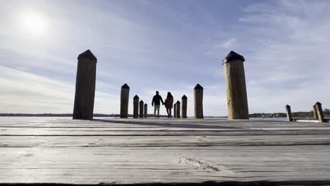 Paar-Zu-Fuß-Auf-Einem-Pier-An-Einem-Sonnigen-Herbsttag