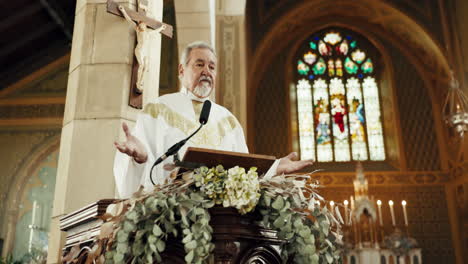 fe, sacerdote y hombre predicando en la iglesia