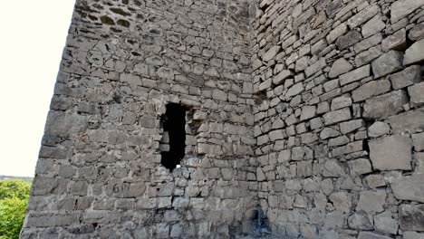 un primer plano de las paredes de piedra de la fortaleza genovesa en feodosia, rusia