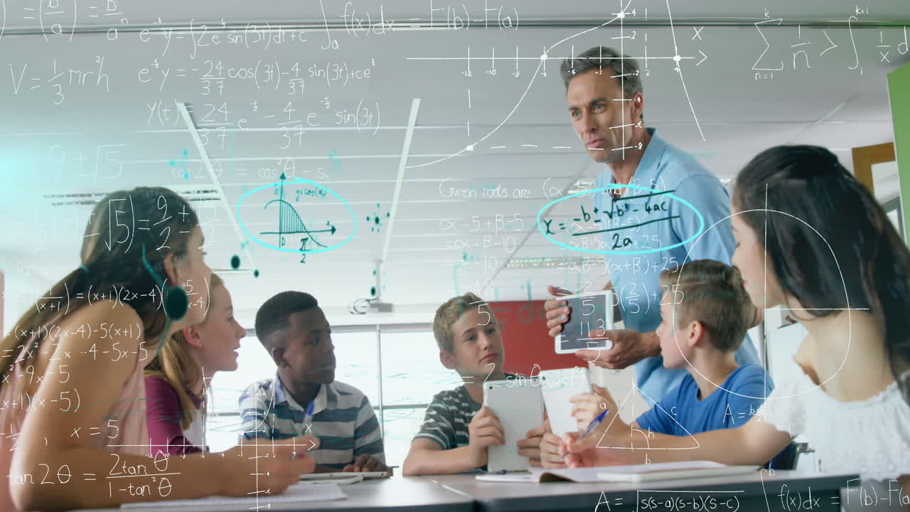 Matematiske ligninger svævende over mandlig lærer med digital tablet der underviser en gruppe børn