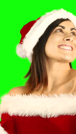 una niña alegre de santa mirando hacia arriba y sonriendo a la cámara