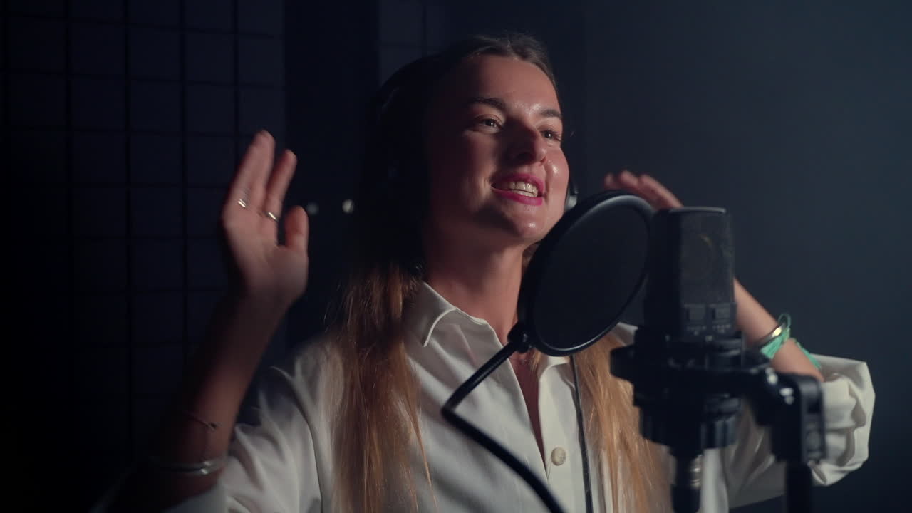 녹음 스튜디오 에서 노래 하는 여자