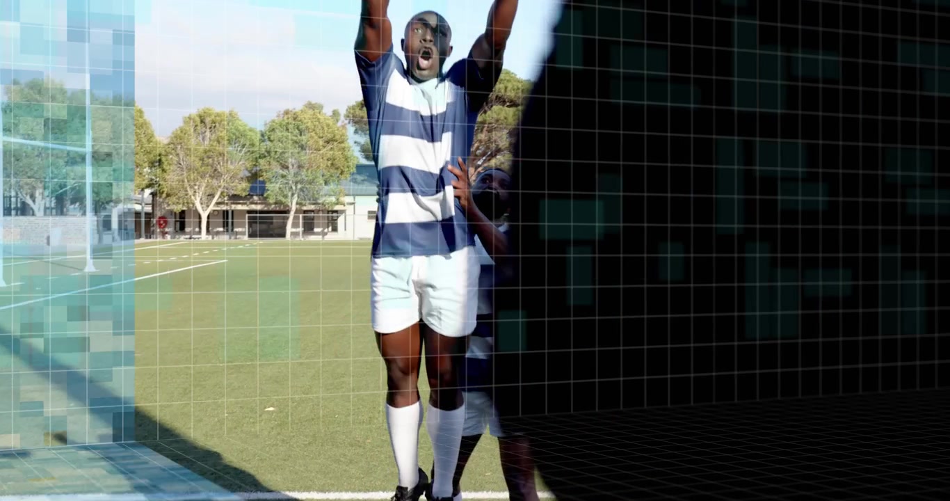 Compagni di squadra di rugby che eseguono un lineout sul campo, mentre una griglia di allenamento si sovrappone e scorre con un movimento di tracciamento.