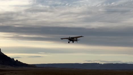 Un-Pequeño-Avión-Lleva-A-Los-Turistas-En-Un-Vuelo-Panorámico-Sobre-Factory-Butte-En-El-Desierto-De-Caineville