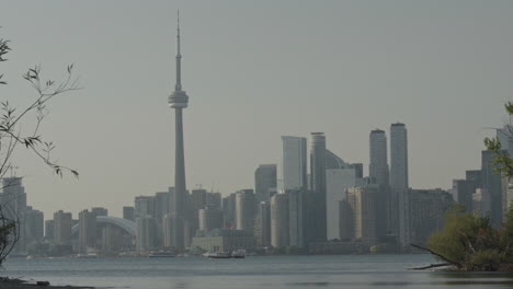 Toronto-from-Toronto-Island,-boats