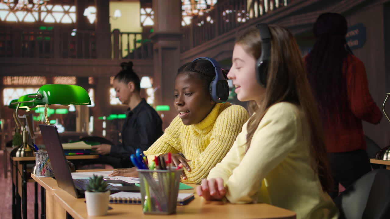 가상 도서관에서 함께 일하는 학생들