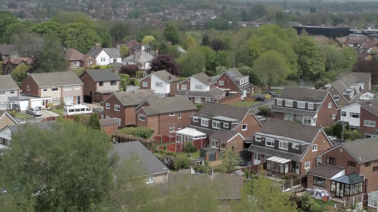 casas y jardines británicos tranquilos propiedad suburbana residencial vista aérea ascendente derecha