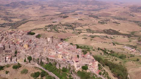 vista aérea de calascibetta, una ciudad en la provincia de enna, sicilia, italia