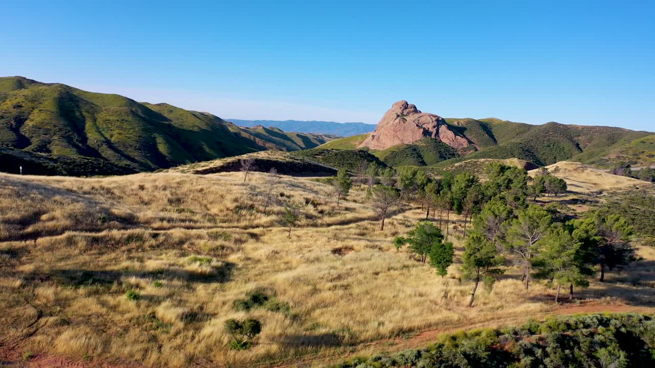 캘리포니아 카스테익의 레이크 휴스 도로 근처에서 촬영된 드론 이미지