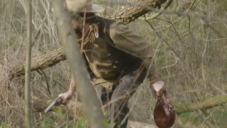 el vaquero trata de encontrar su camino a través del desierto accidentado, la jungla, el bosque.