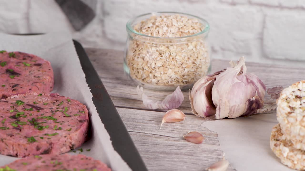 hamburguesa vegetal cruda con remolacha y frijoles blancos