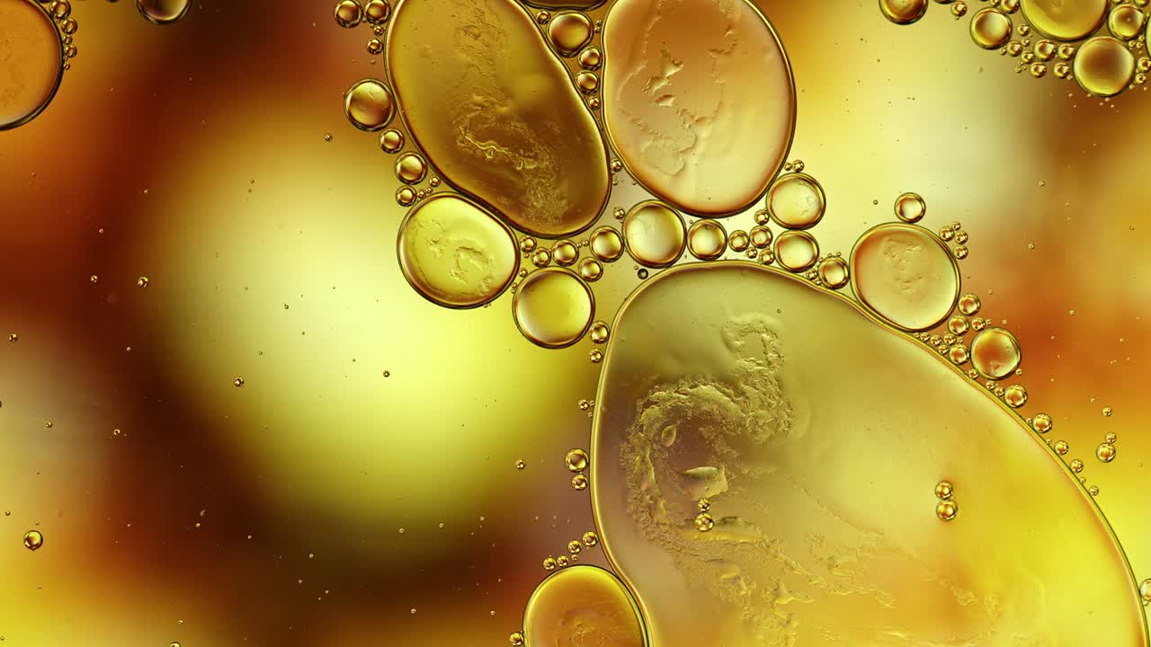 추상적인 다채로운 음식 기름 방울 거품과 구가 흐르고