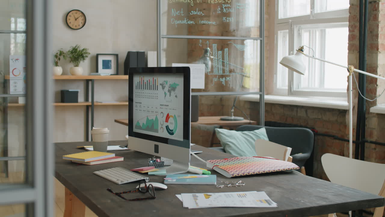 현대적 인 사무실 의 작업장