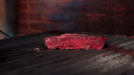 carne cruda profundidad de campo en la parrilla barbacoa chef