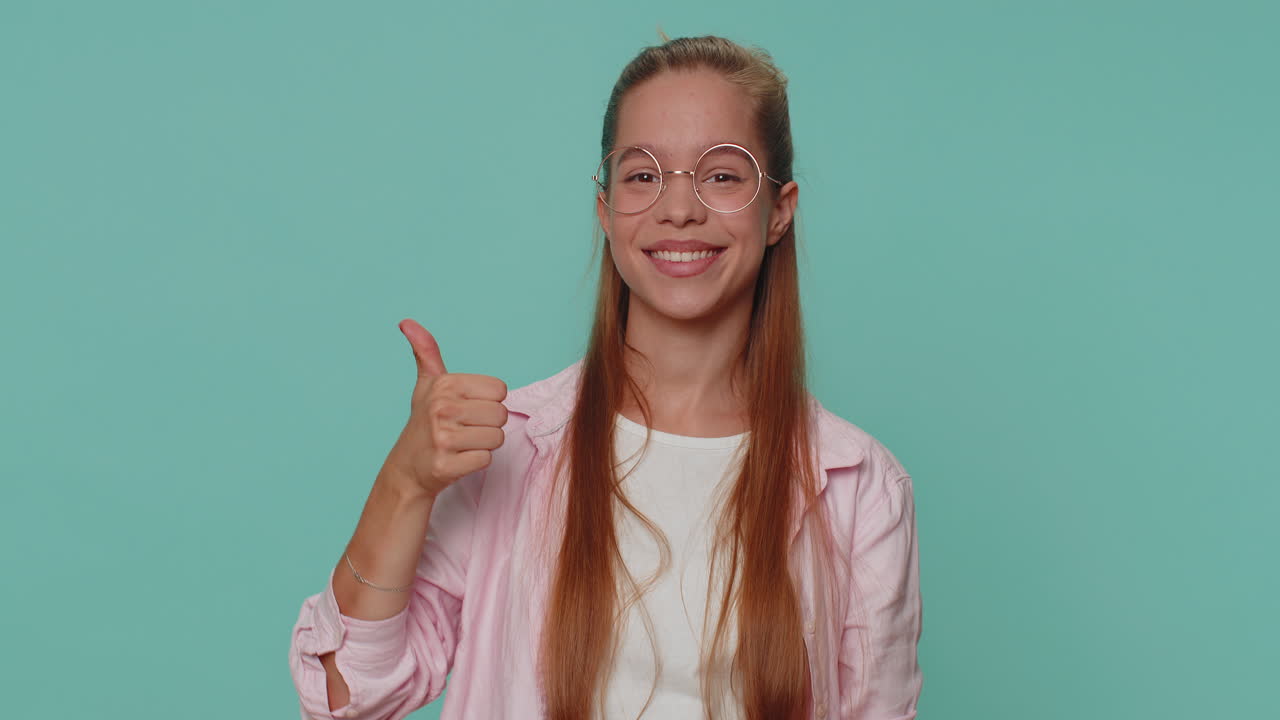 사랑스러운 예쁜 십대 소녀는 돈을 비하거나 던지는 것을 보여줍니다. 손의 제스처, 더 많은, 수익