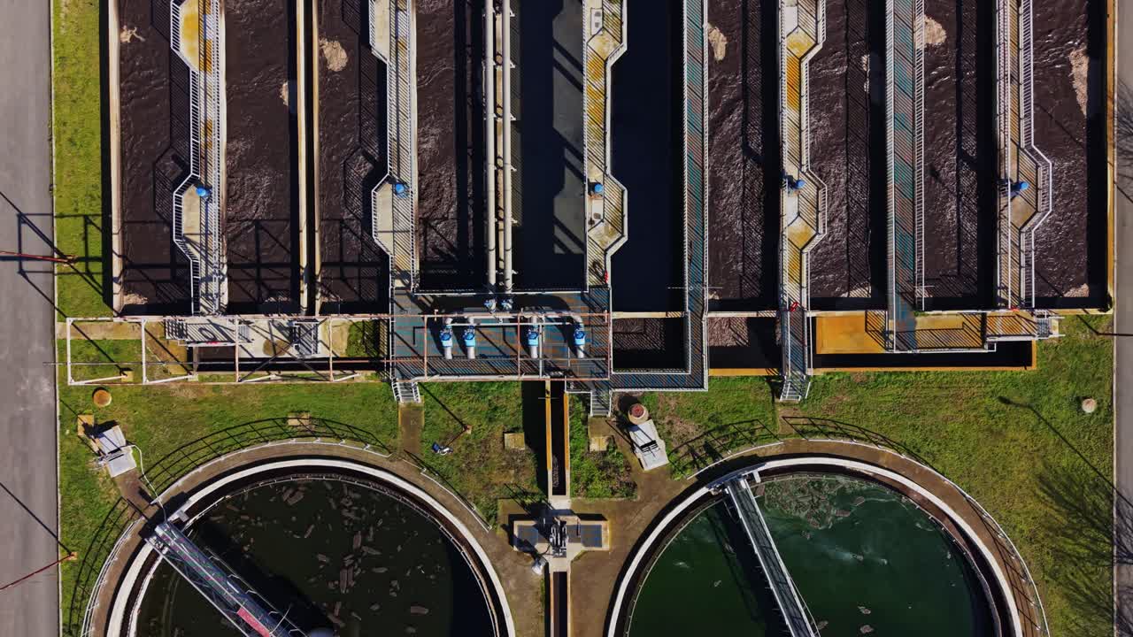 Water treatment facility with processing tanks seen from above