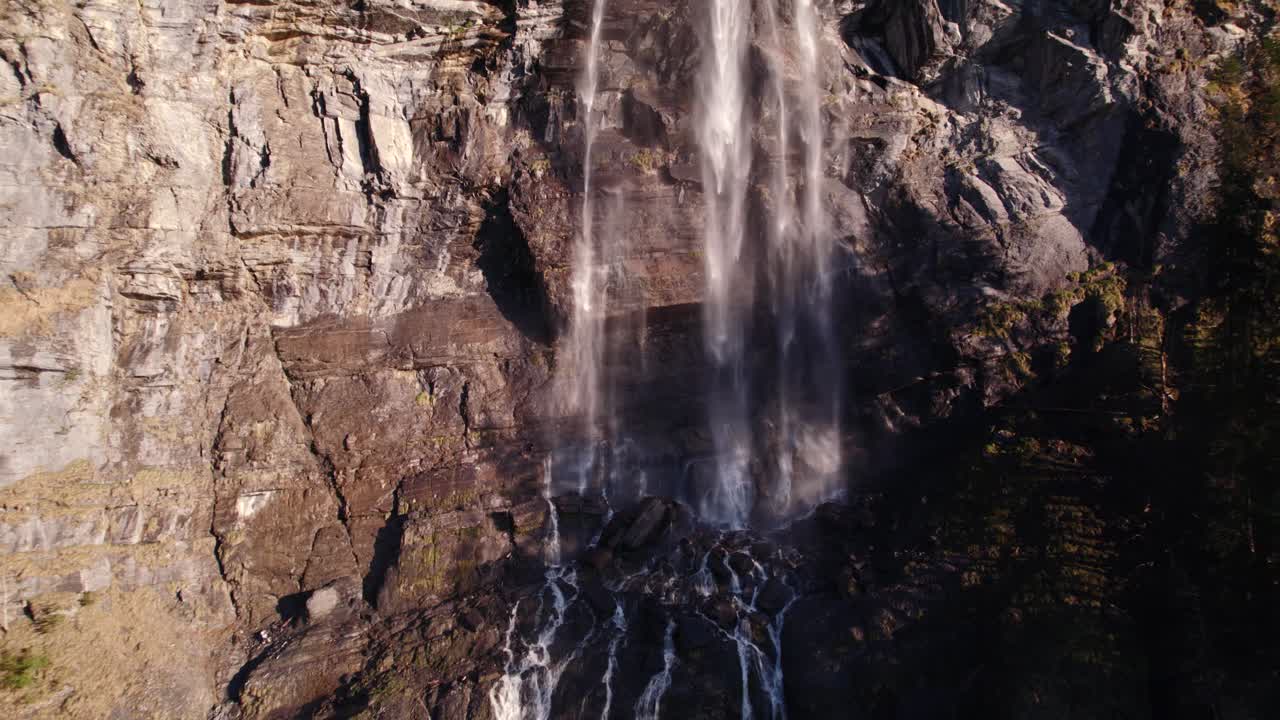 imágenes aéreas de drones empujando hacia el fondo de una espectacular cascada en grindelwald en los alpes suizos