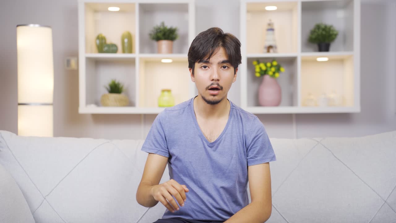 놀라서 카메라를 쳐다보는 남자