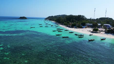 Longtail-Boote-Strand-Felsige-Klippe-Insel-Türkisblau-Meer