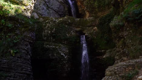 agua cayendo a través de acantilados excavados en formaciones rocosas cerca del valle del río vjosa en albania